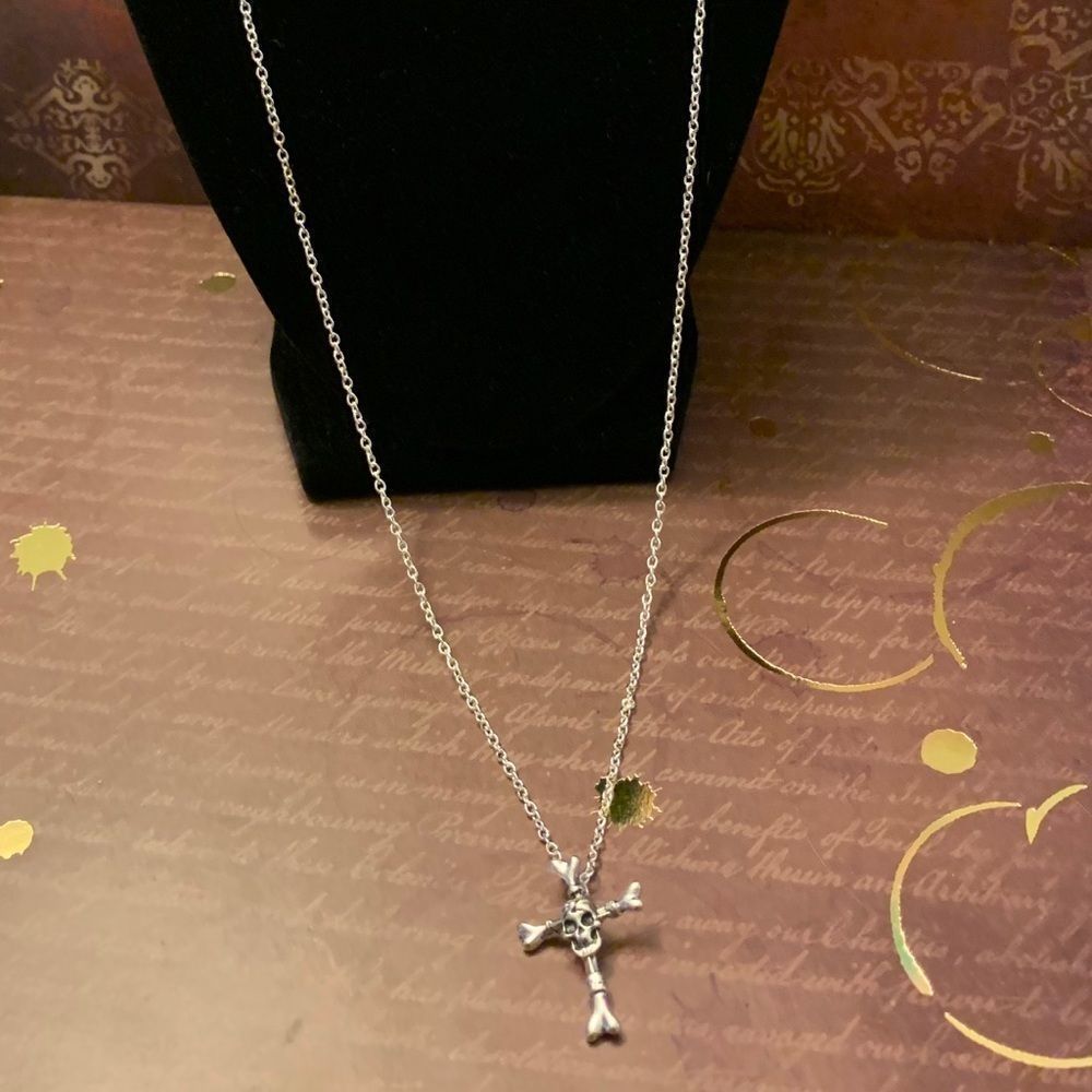 Rin's Unique Boutique - Handmade - Skull Cross Necklace